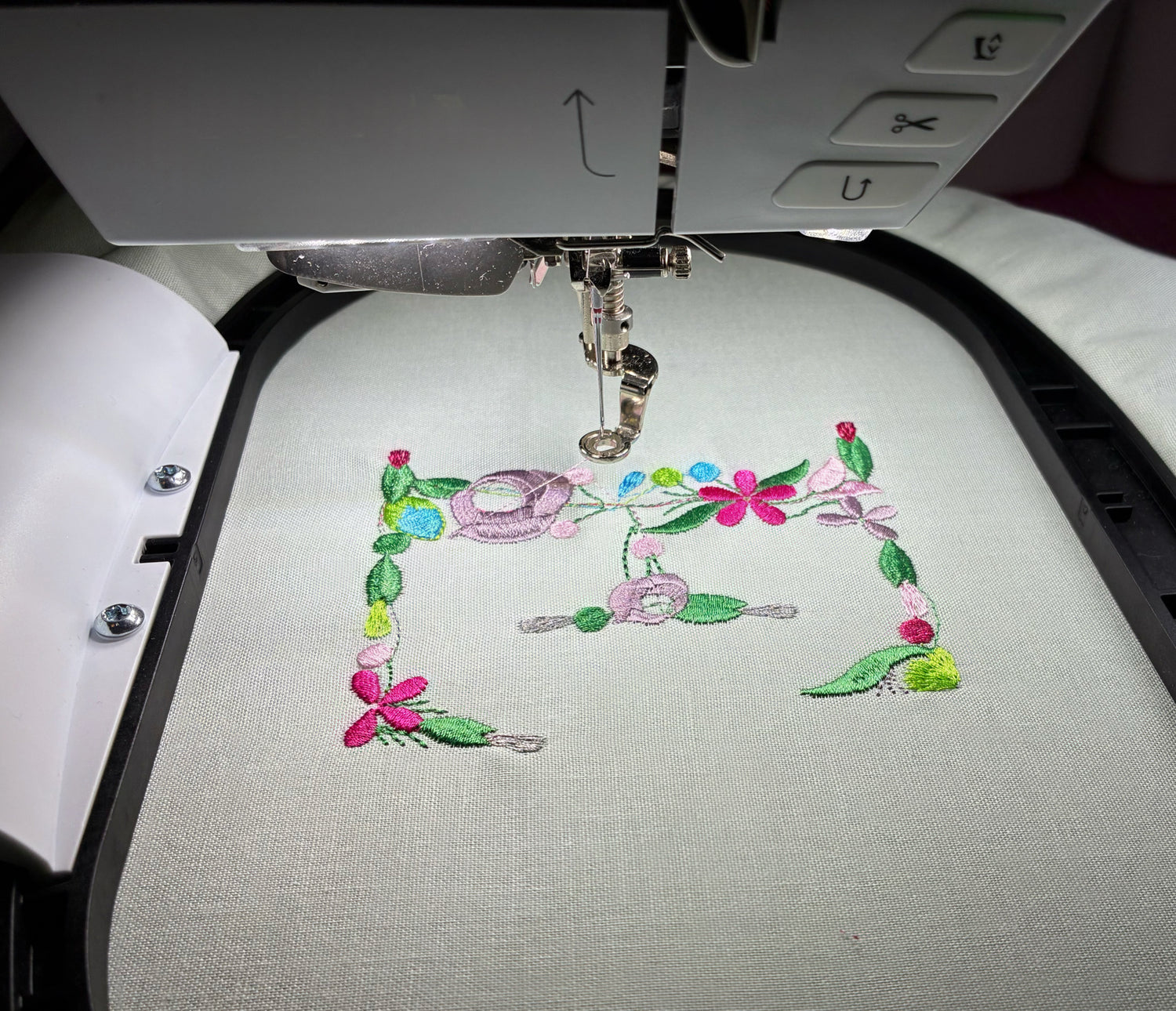 *Bald verfügbar* Bestickend schön