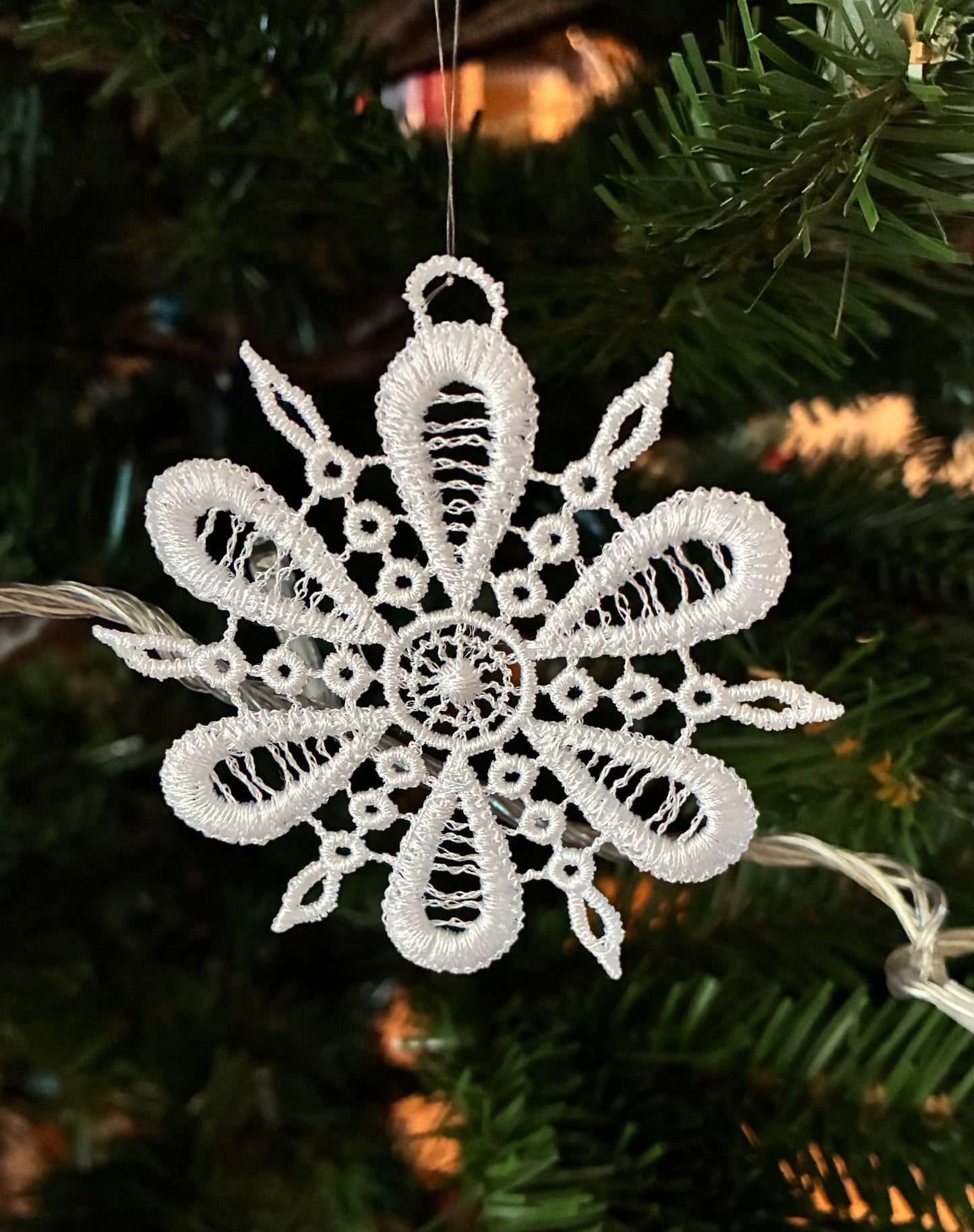 Edle gestickte Schneeflocke (freistehende Spitze)