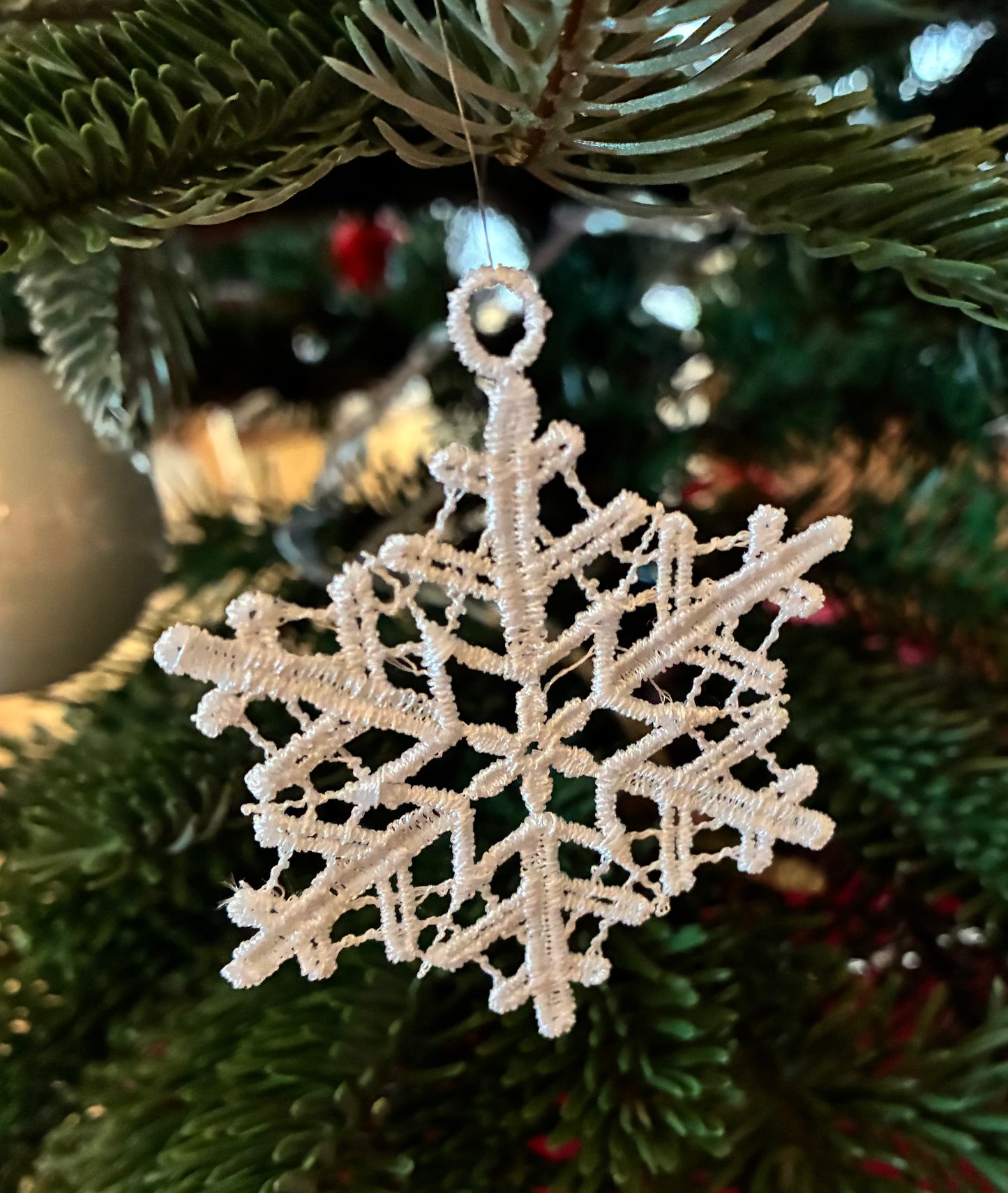 Edle gestickte Schneeflocke (freistehende Spitze)