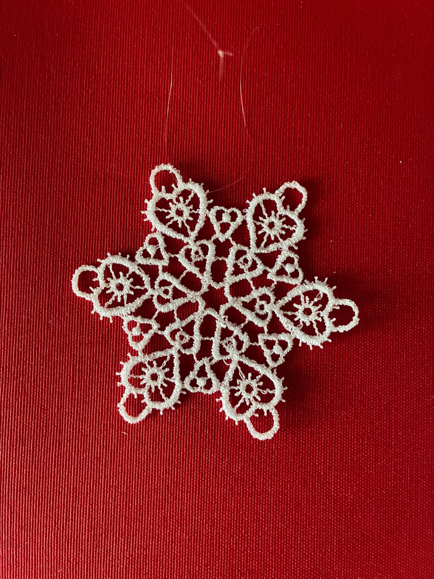 Edle gestickte Schneeflocke (freistehende Spitze)