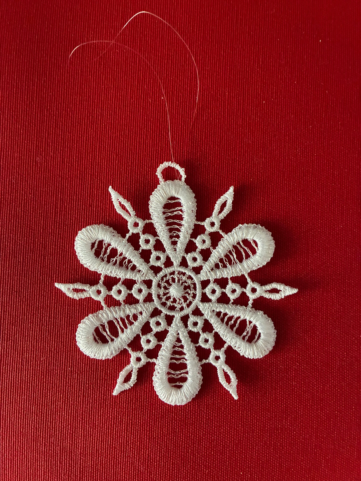 Edle gestickte Schneeflocke (freistehende Spitze)
