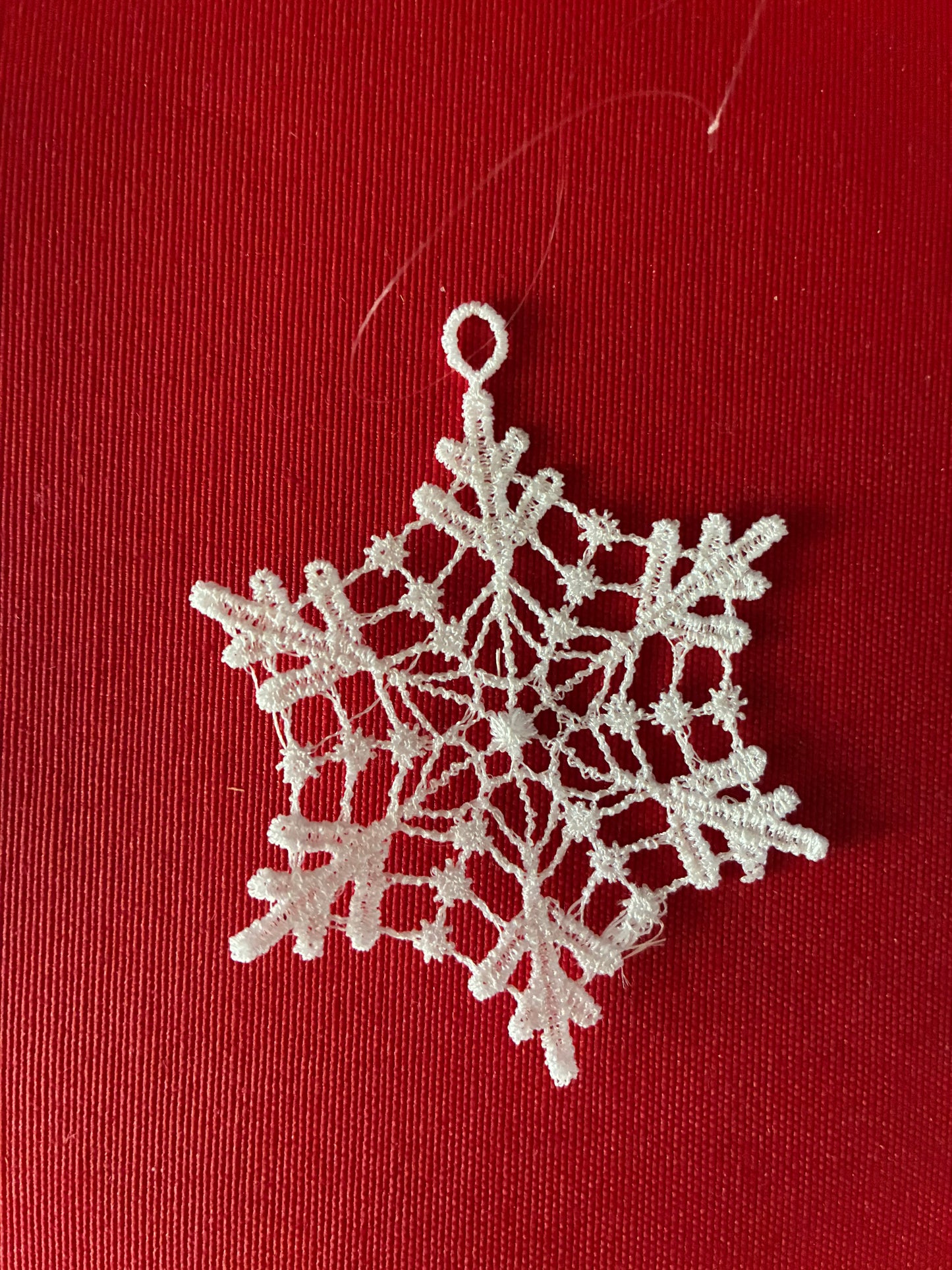 Edle gestickte Schneeflocke (freistehende Spitze)