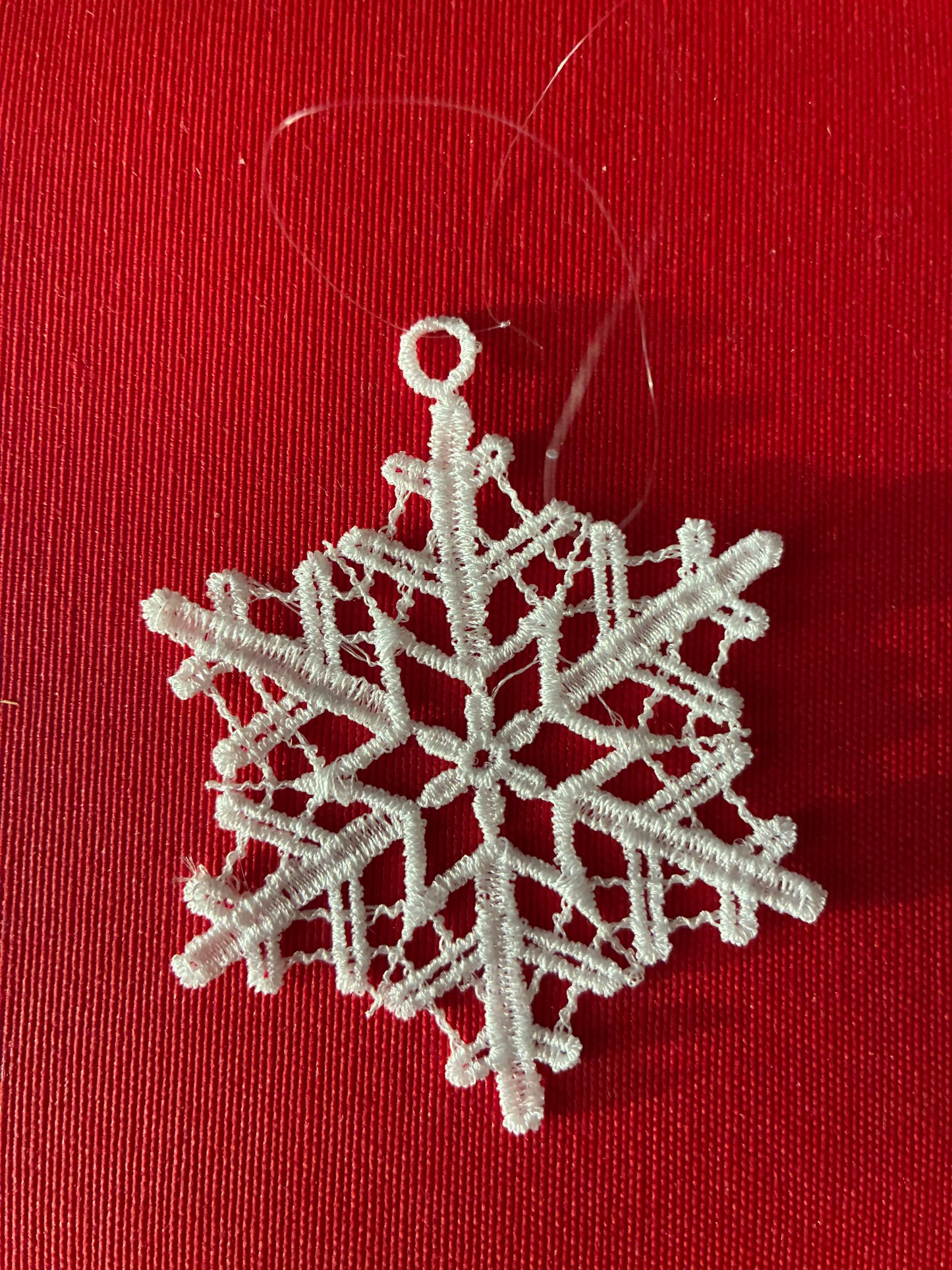 Edle gestickte Schneeflocke (freistehende Spitze)