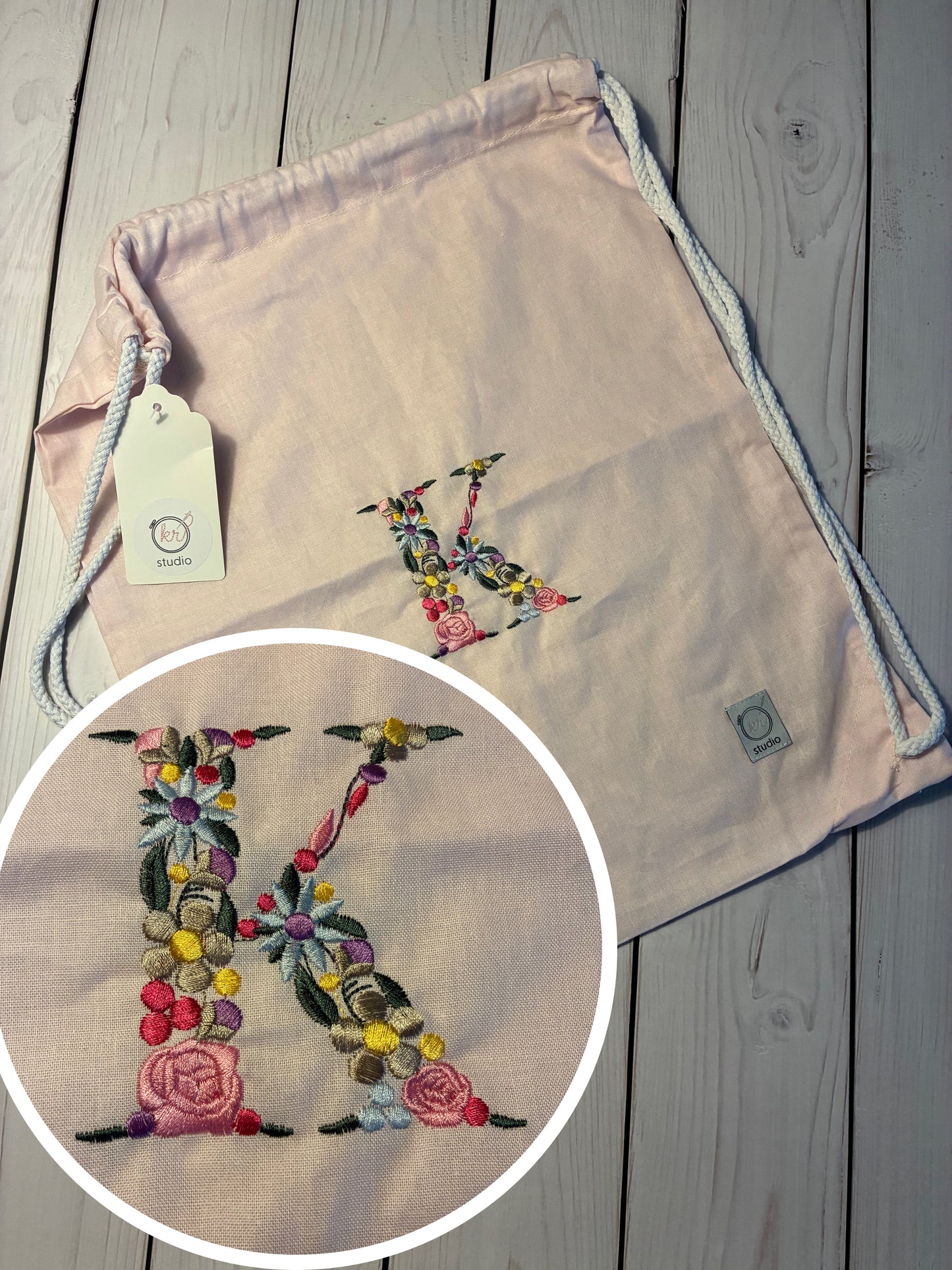 Floral bestickter Turnbeutel personalisiert