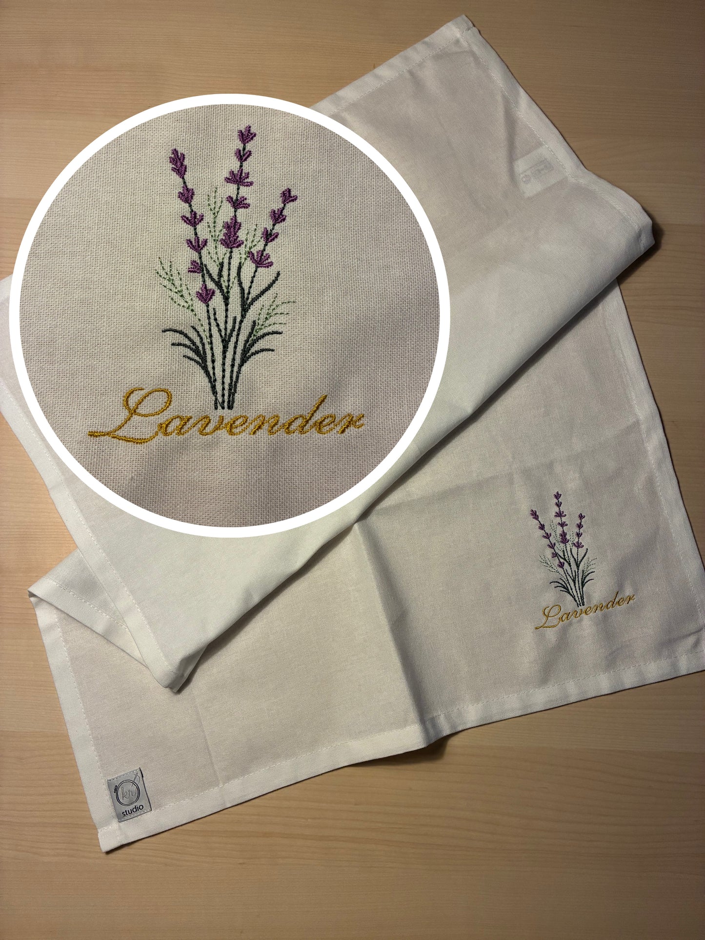 Geschirrtuch mit Kräuter-Stickerei